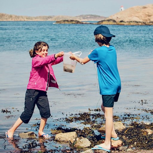 Ize termojacka och Zax termobyxa från Gneis på barn som leker på stranden